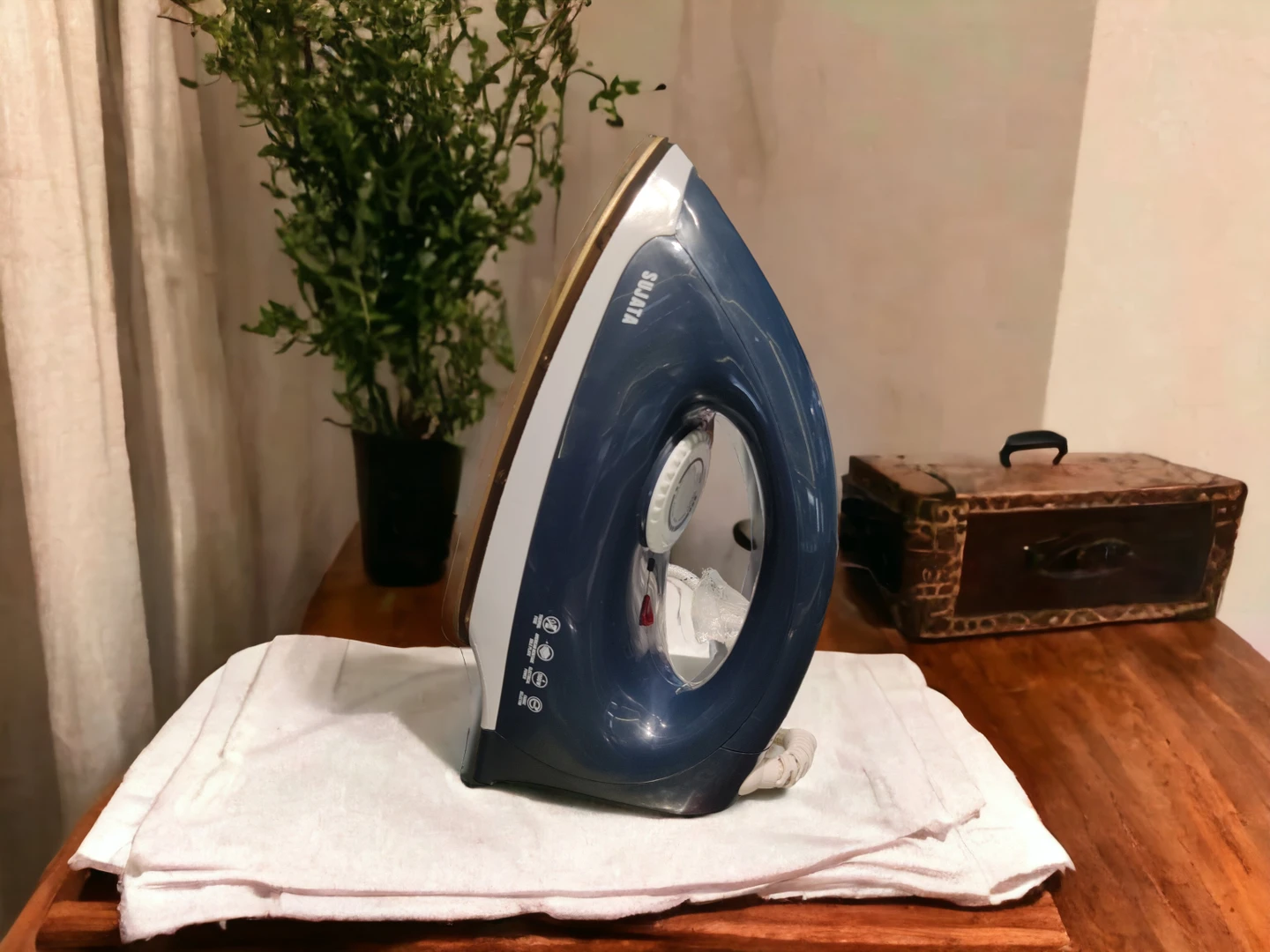 SUJATA Smooth Slide 1100watt 1100 W Dry Iron (MIDNIGHT BLUE)